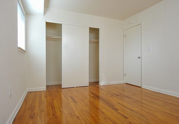 3rd image of 25 Montrose Manor Ct APT J