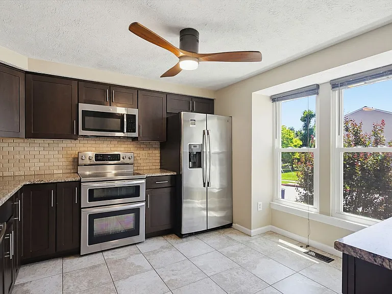 9402 Granite Hl — Photo 3