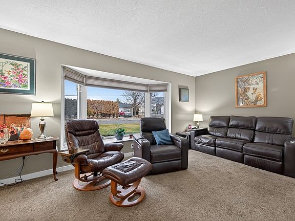 3rd image of 797 Ridgeview Ter