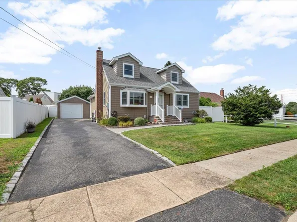 21 N Crescent Drive, Farmingdale, NY 11735