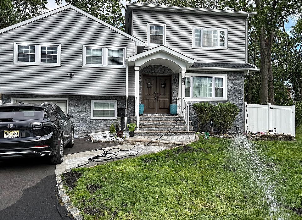 2nd image of 2557 Burns Pl