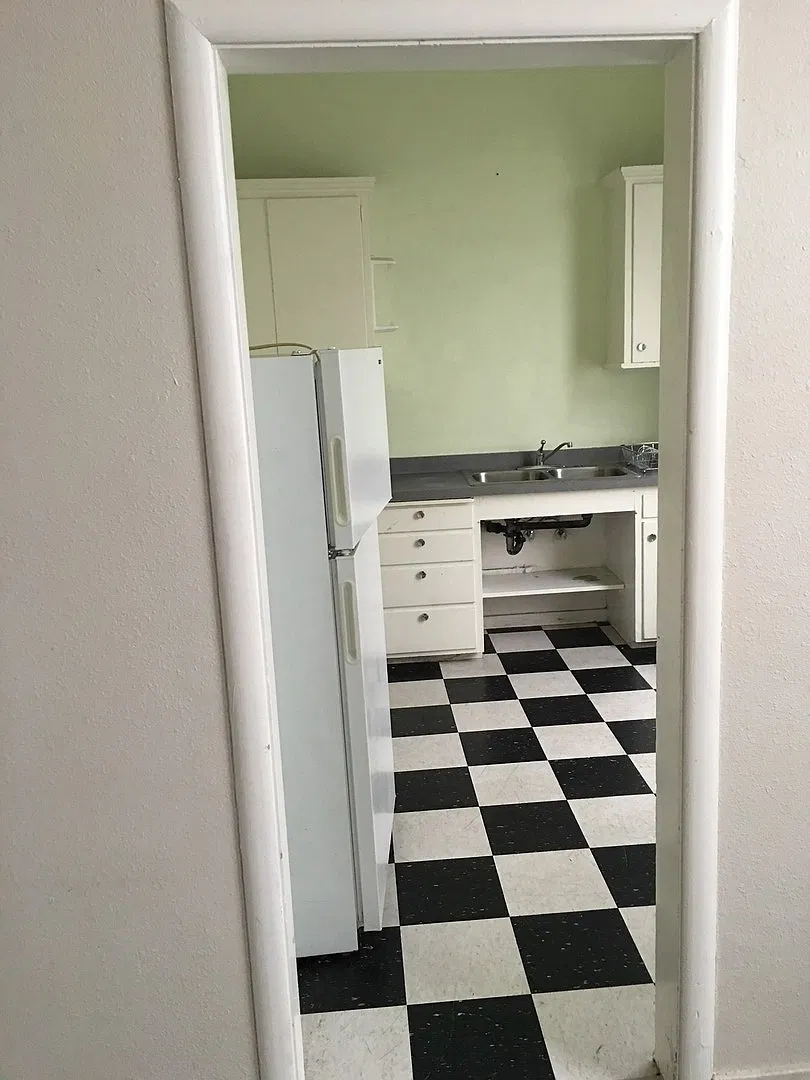 Senator Apartments — Photo 2