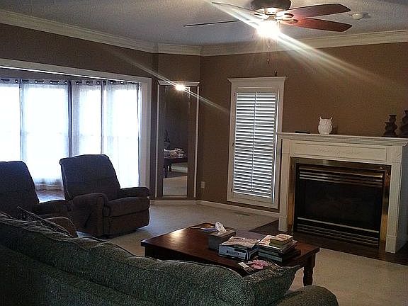 family room w/gas fireplace