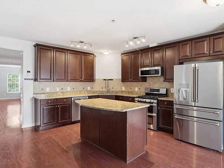 15360 Kensington Park Dr — Photo 10