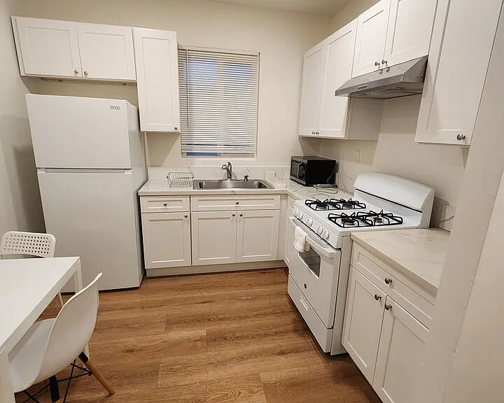 341 S Western Ave #2 — Photo 1