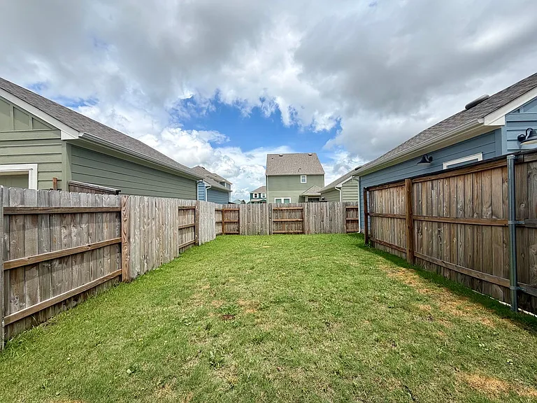 207 Cherry Blossom Ln — Photo 33