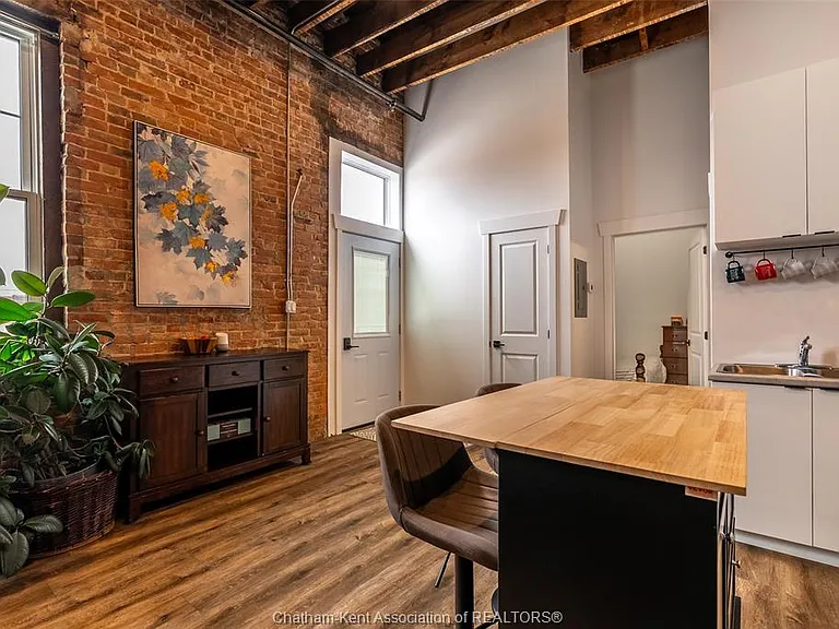 164 King St W #203 — Photo 3
