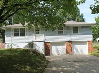 313 SW Sandstone Dr, Blue Springs, MO 64014