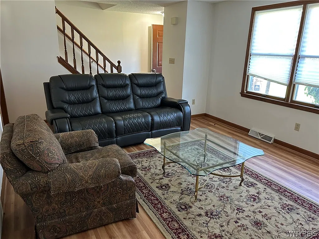 3 bed, 1.5 bath, 1286 sqft, $1,950 — Photo 2