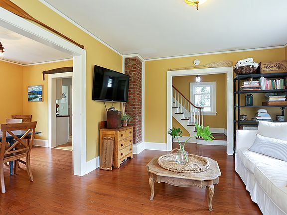 4th image of 1729 Summit St