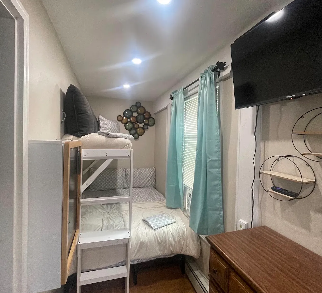 Studio, 425 sqft, $2,100 — Photo 3
