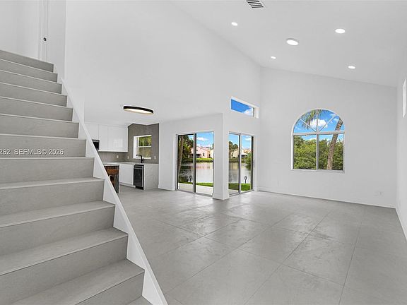 4th image of 1089 SE 6th Ave
