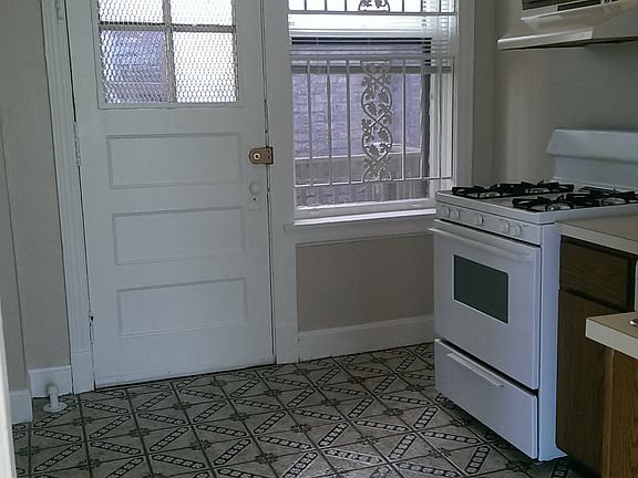 4th image of 3172 N Pine Grove Ave #3