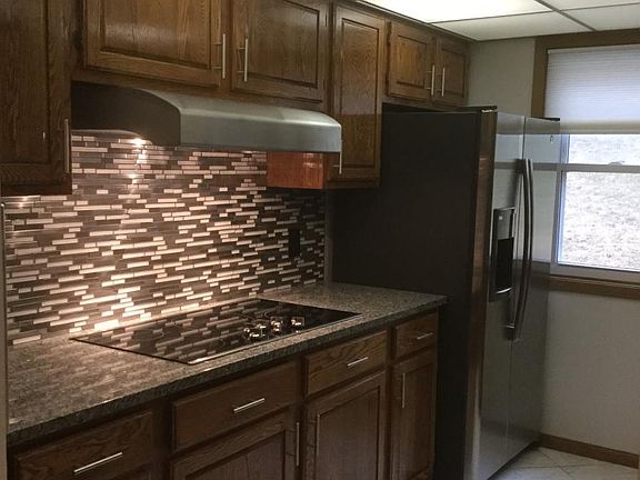 Kitchen with granite countertops, 5 burner cooktop, glass b
