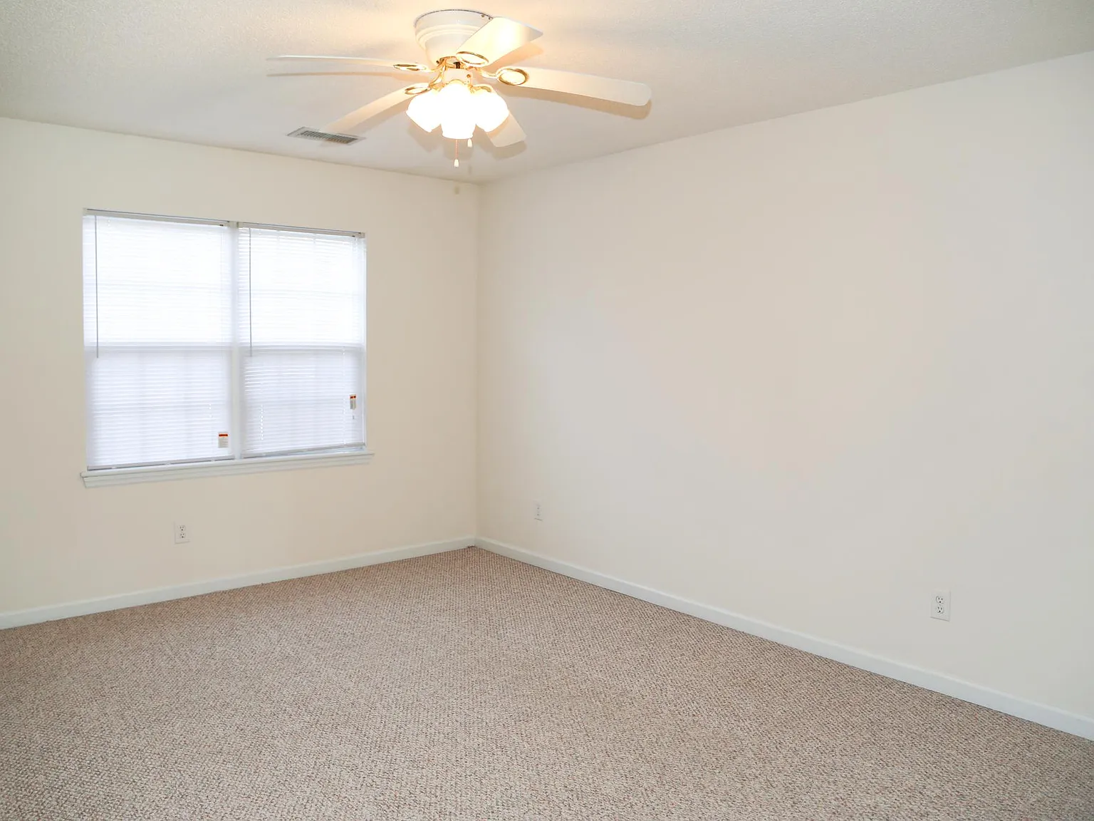 W Ivybridge Drive, Hubert — Photo 3