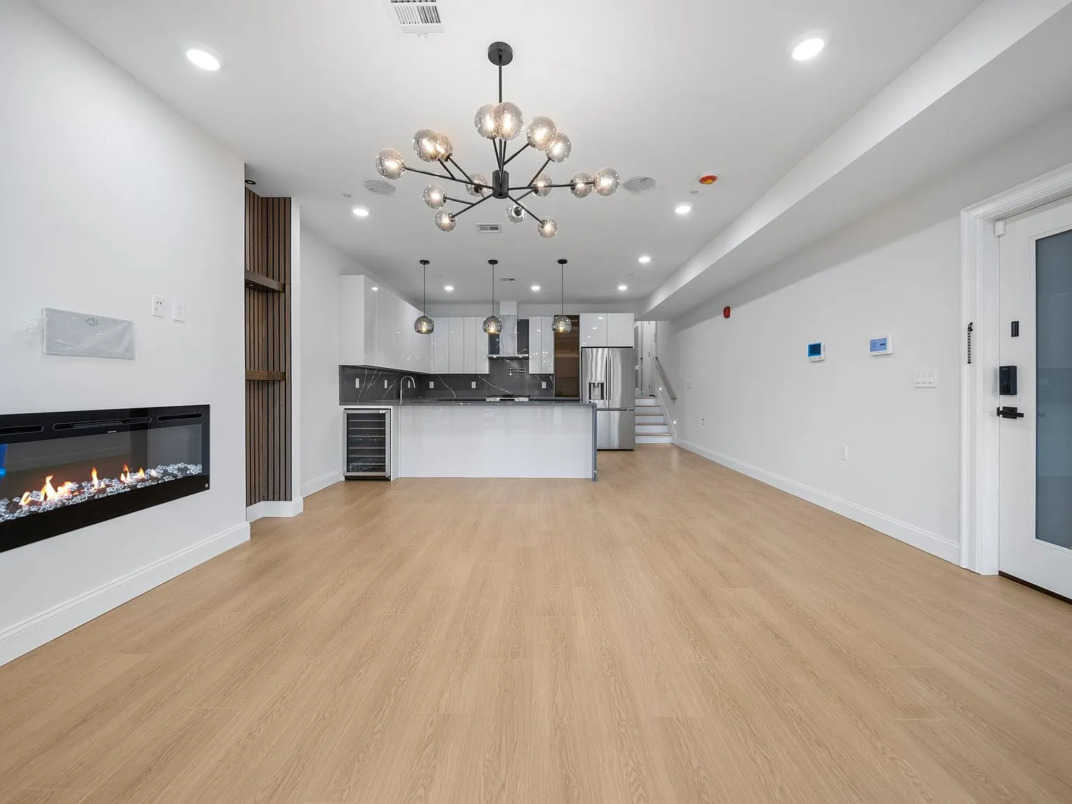 4 bed, 2.0 bath, 1429 sqft, $5,000 — Photo 2