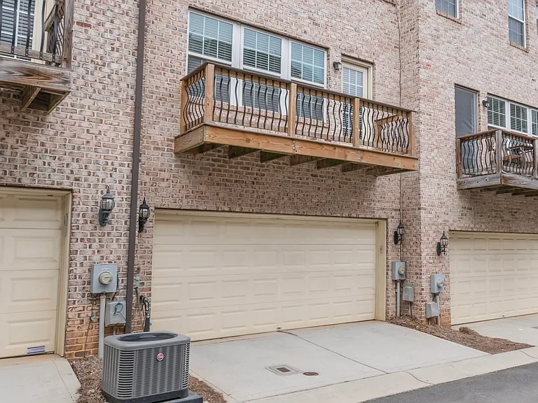241 N Irwin Ave — Photo 15