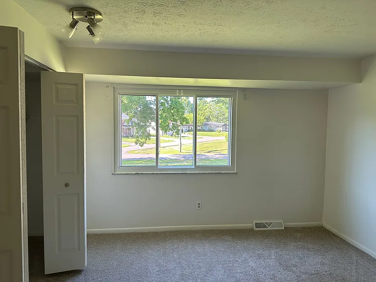 670 Loomis Ave — Photo 11