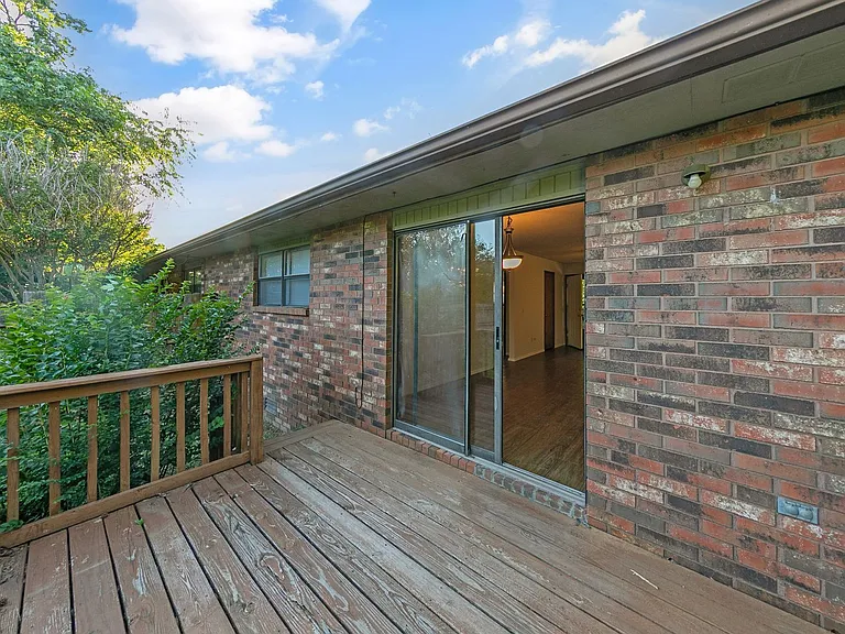 2204 Douglas St — Photo 18