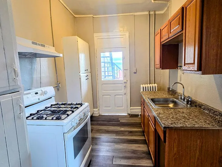 1048 W Walnut St — Photo 10
