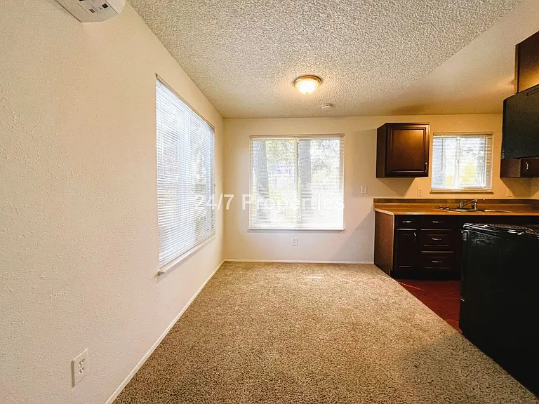 6421 SE 52nd Ave — Photo 4