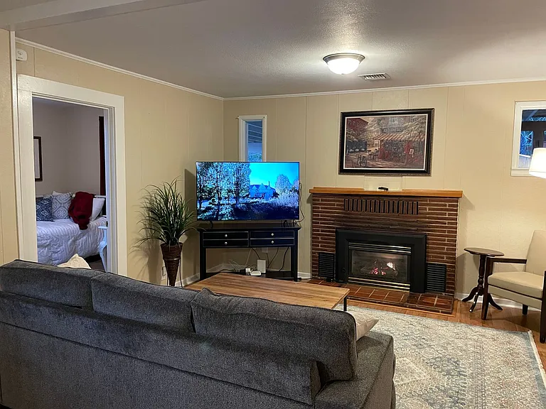 355 W Oak St — Photo 17