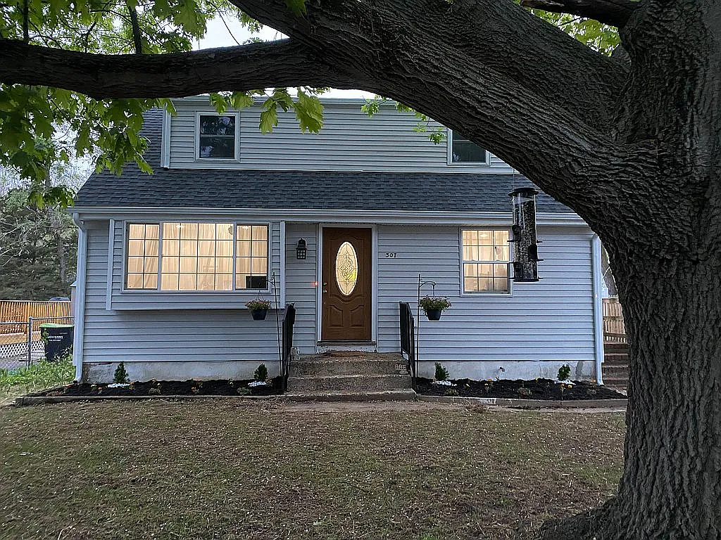307 Morgan Ave photo 1