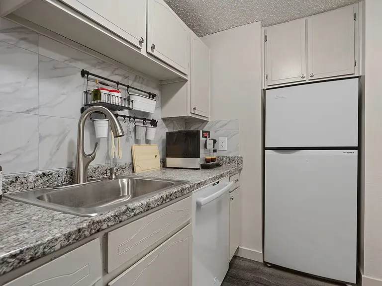Sunstone Apartments — Photo 3