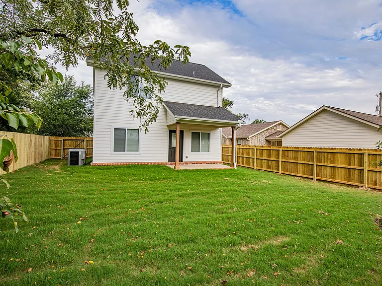 715 N Mount Olive St — Photo 22