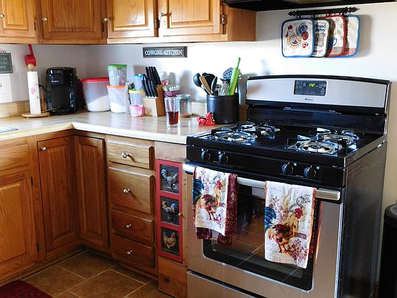 Kitchen. Brand new stove.