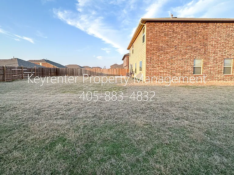 2409 Rosa Cir — Photo 30