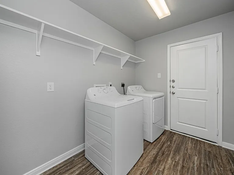 1368 Kingsgate Dr — Photo 49