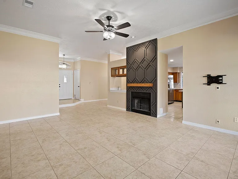 710 Lochnell Dr — Photo 8