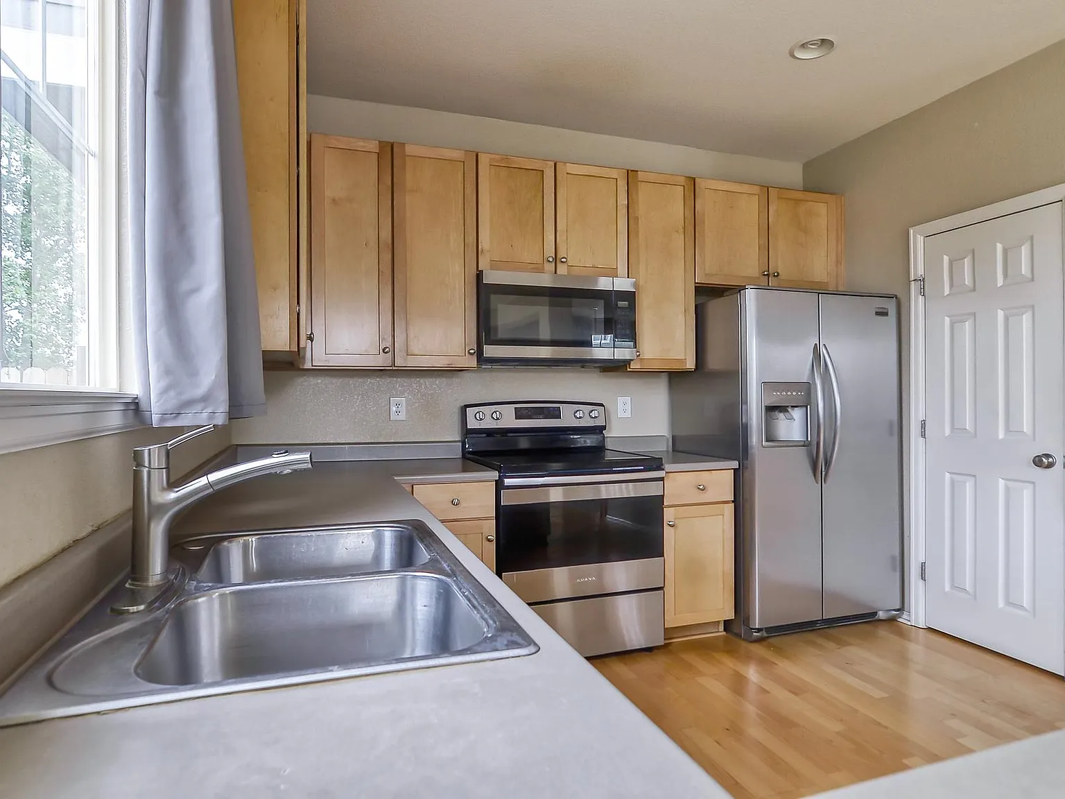 4 bed, 1793 sqft, $2,595 — Photo 4