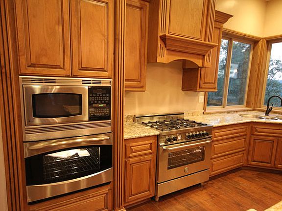 5th image of 27642 Alpen Dr.