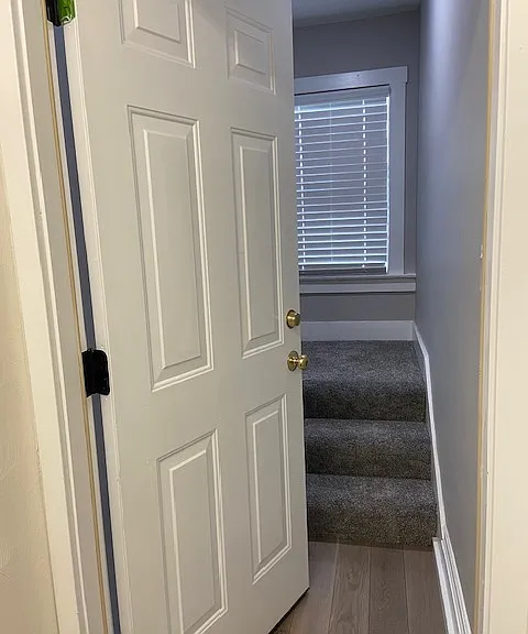 entrance on second floor, three steps to landing turn, wo windows.