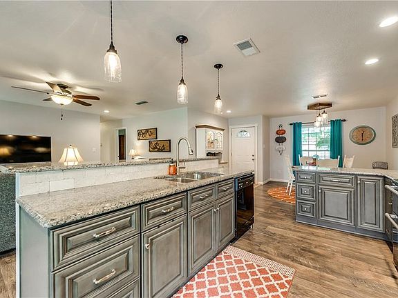 5th image of 105 Silverwood Dr
