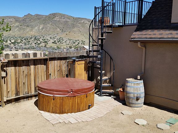 Spa/Spiral staircase to Mstr