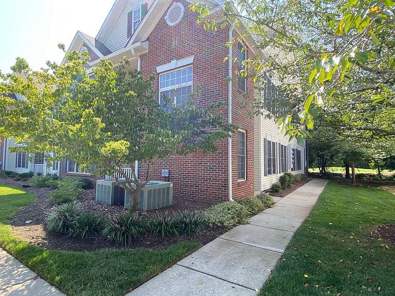 1922 Kudrow Ln — Photo 2