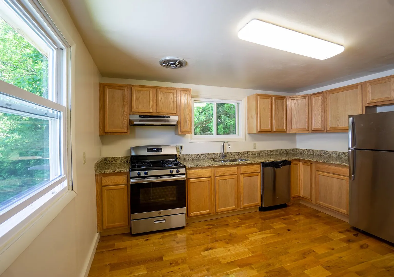 133 Houston Ave - Available 06/01/2027 - Renovated 2nd Floor Flat — Photo 2