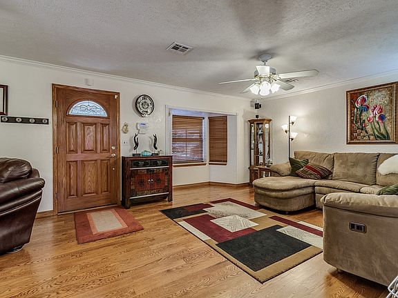 3rd image of 102 Oakland Dr