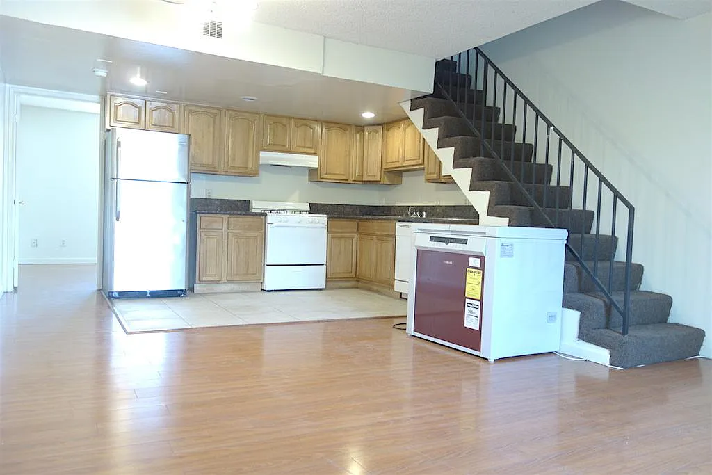 3 bed, 2.5 bath, 1300 sqft, $3,295 — Photo 1