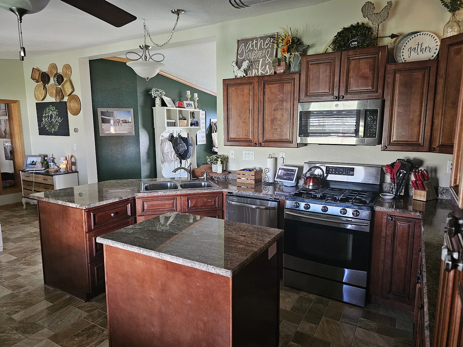 3 bed, 3740 sqft, $1,600 — Photo 4