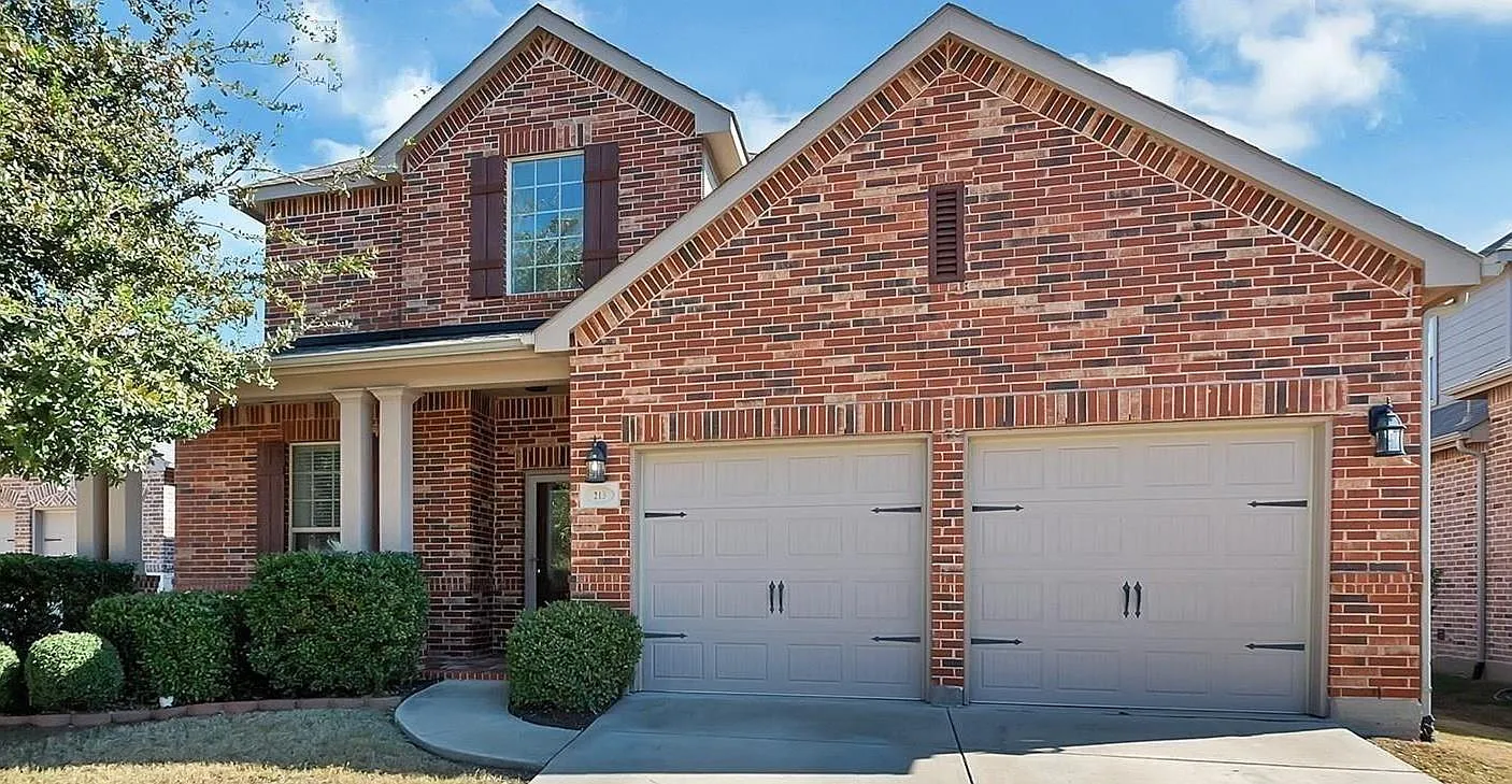 3 bed, 2736 sqft, $2,400 — Photo 1