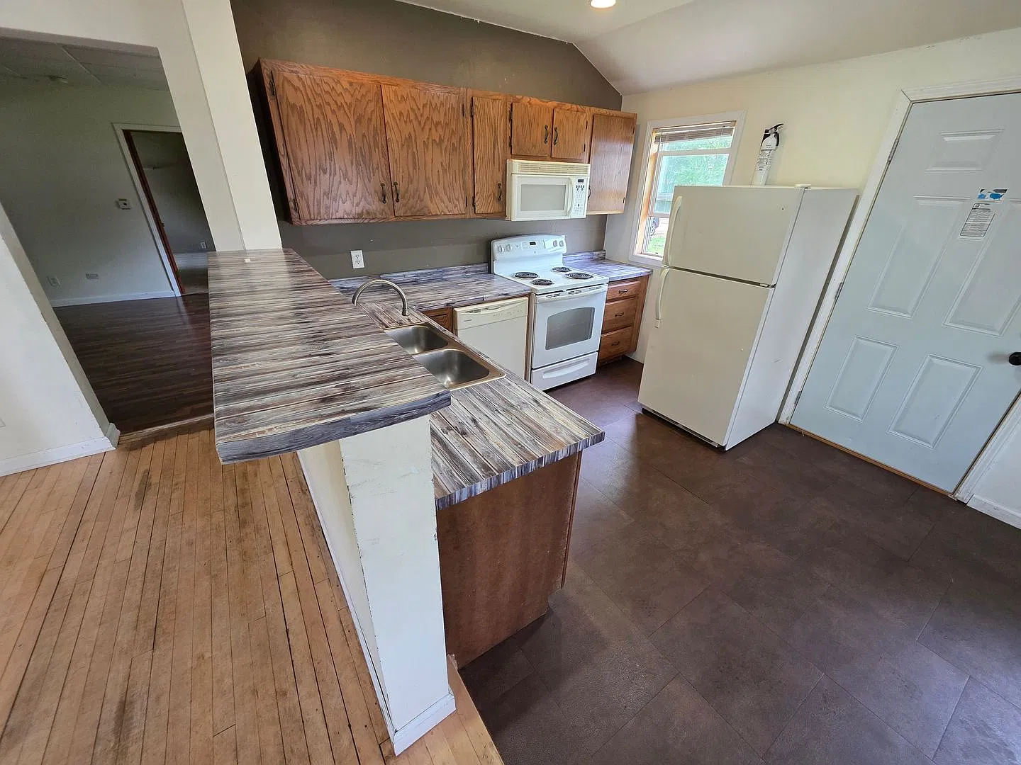 $1,395 |3Bd 1.5+Ba| 633 Hudson St| Available 06/01/2027! — Photo 2