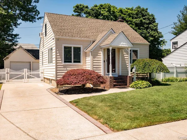 36 Iroquois Place, Farmingdale, NY 11735
