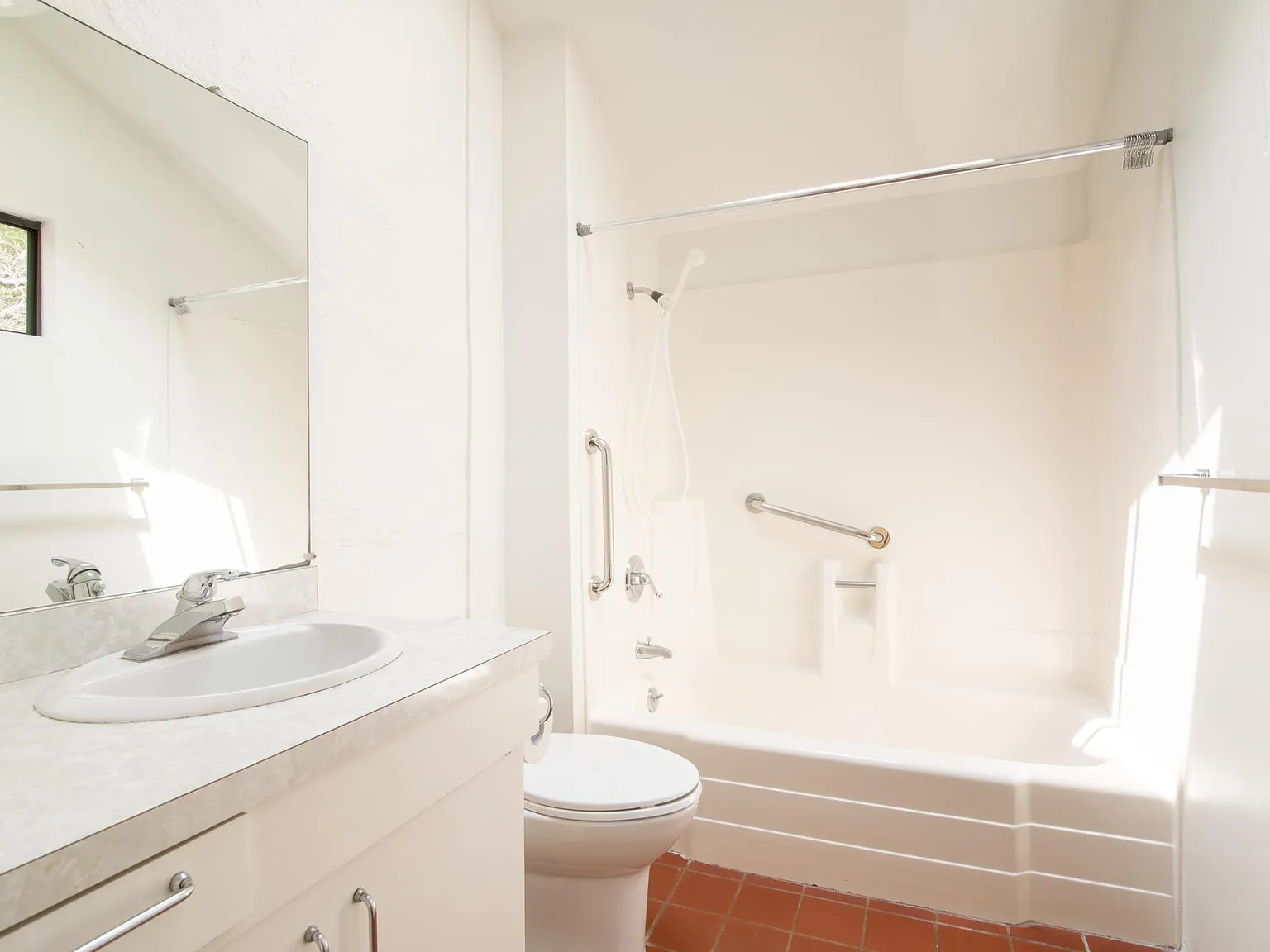 3 bed, 1324 sqft, $6,850 — Photo 2