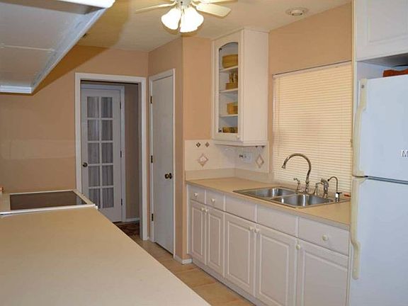 3rd image of 802 Perkins Ln