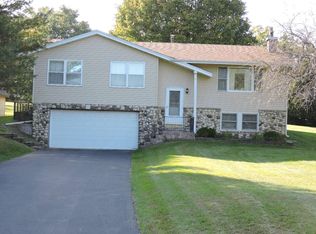W309S8675 Greenview Dr, Mukwonago, WI 53149