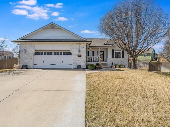201 E Fieldstone Ct, Derby, KS 67037